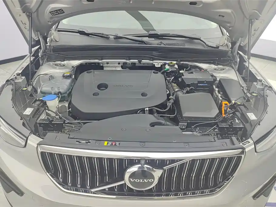Volvo XC40 — фото 10