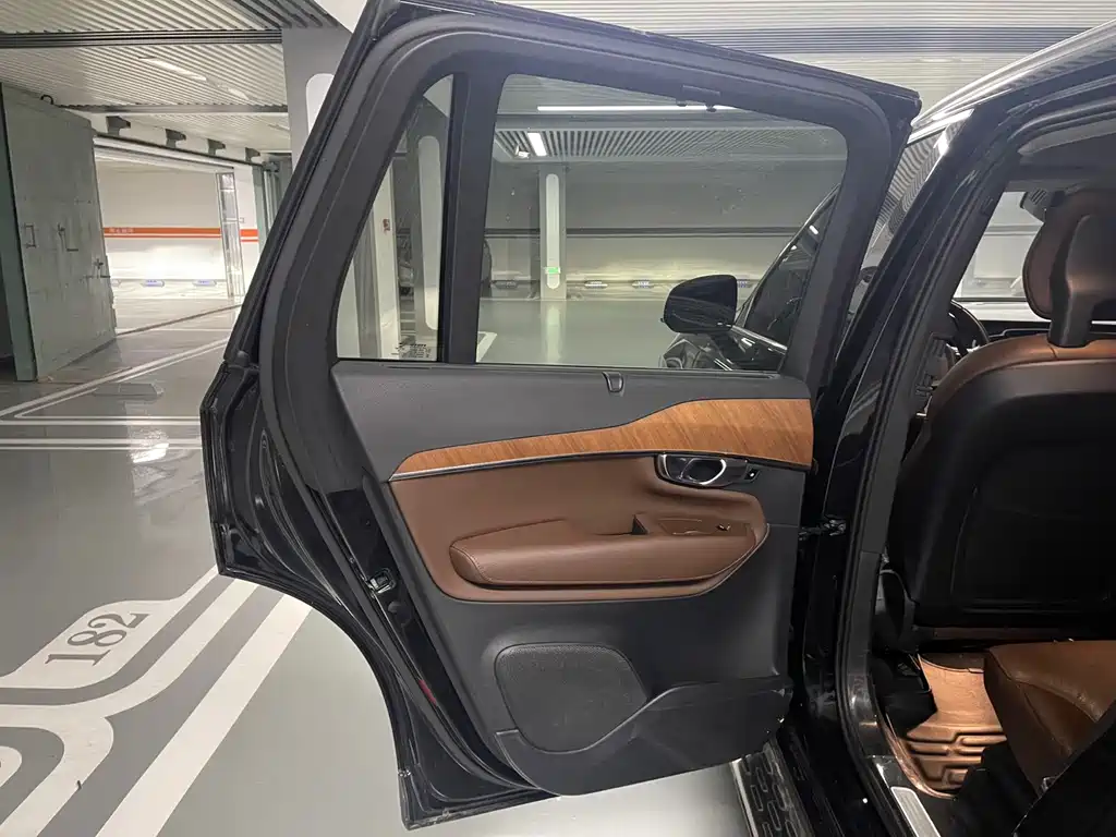 Volvo XC90 — фото 13