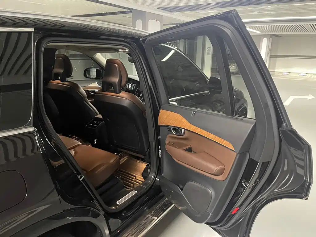 Volvo XC90 — фото 21