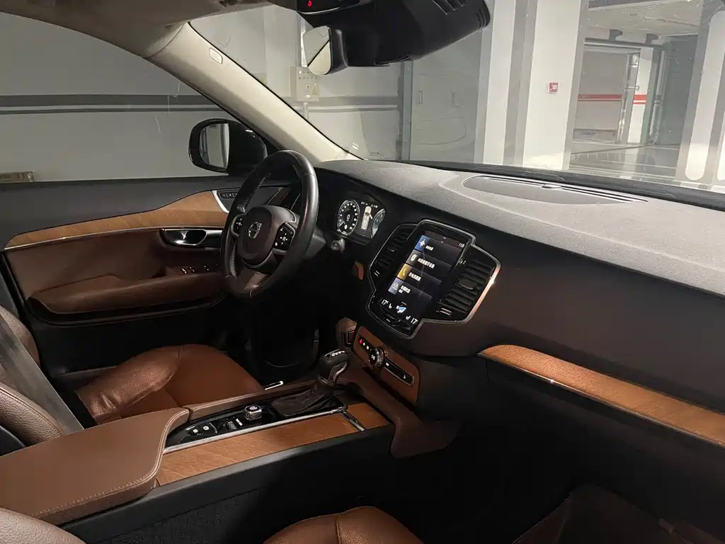 Volvo XC90 — фото 24