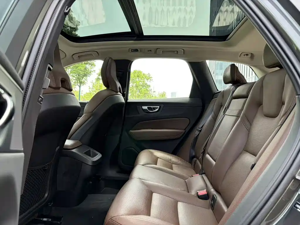 Volvo XC60 — фото 11