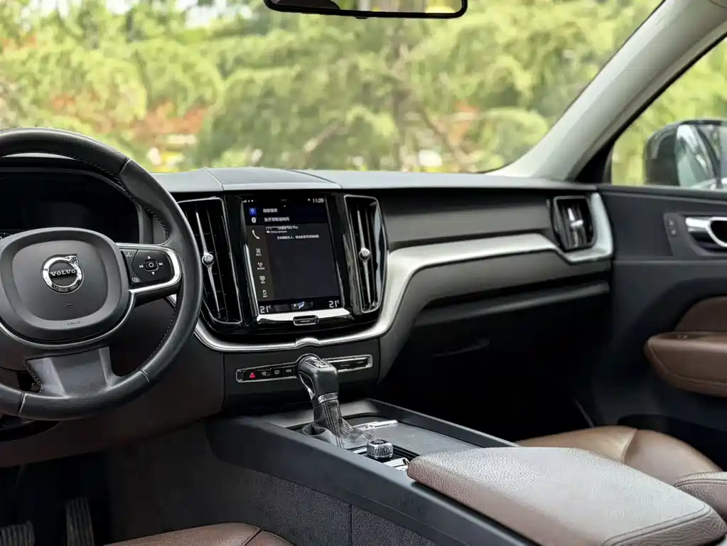 Volvo XC60 — фото 17