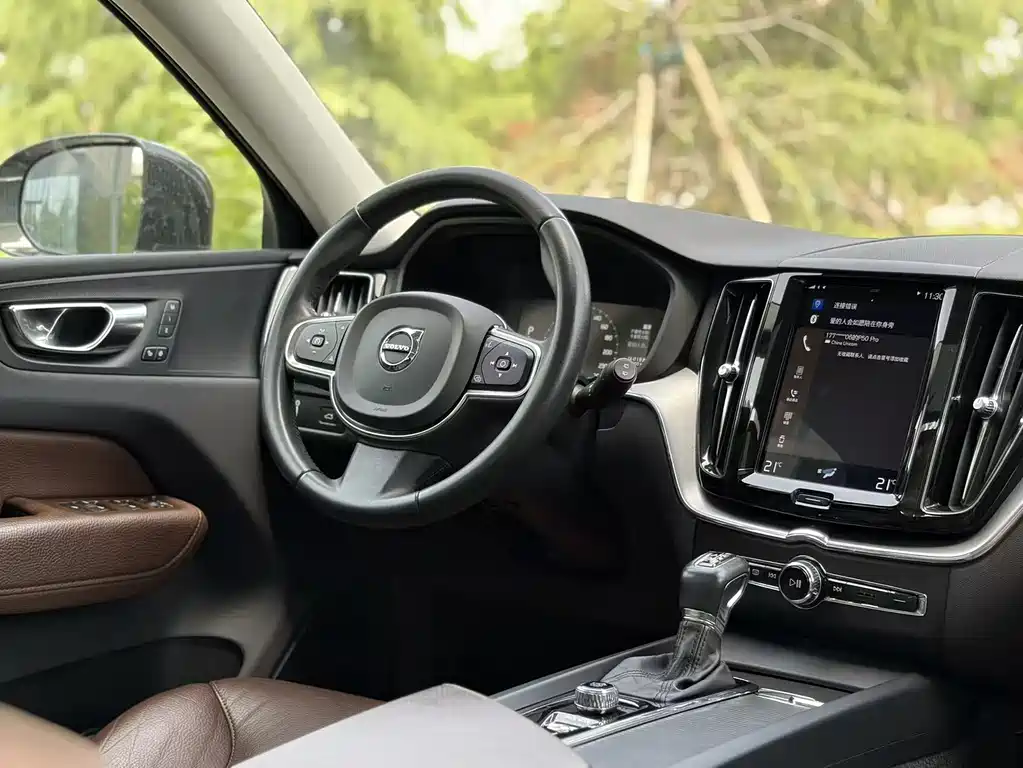 Volvo XC60 — фото 19