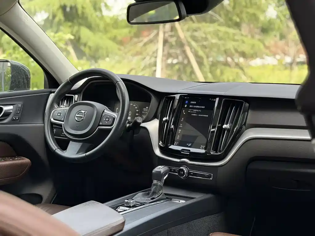 Volvo XC60 — фото 20