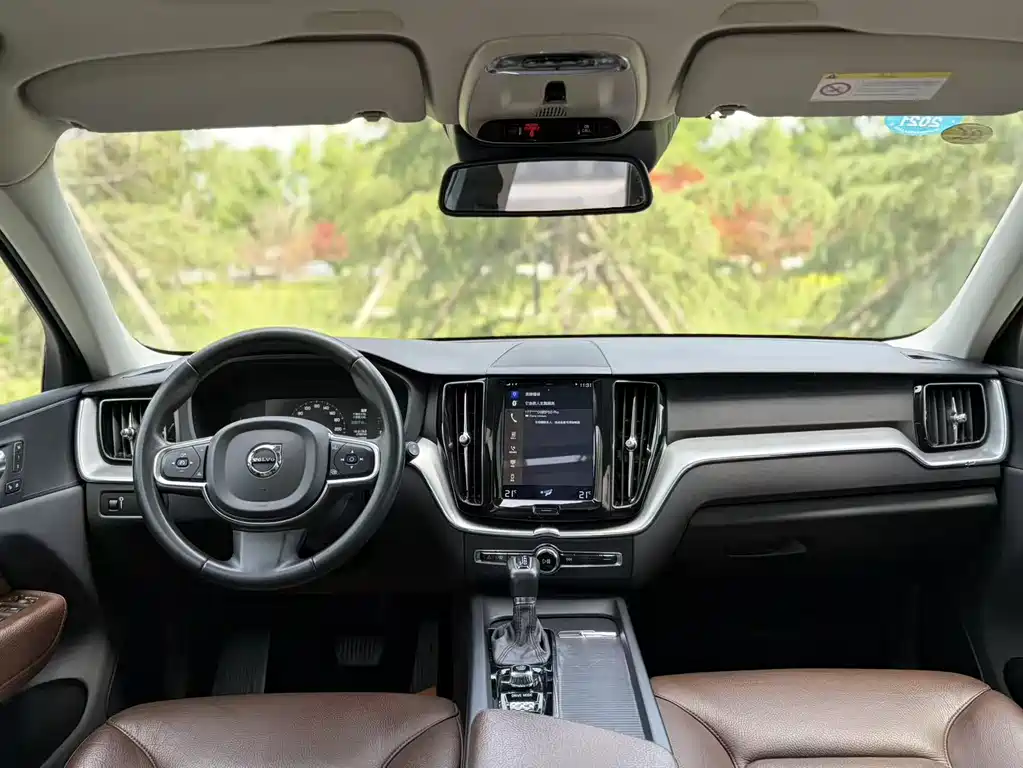 Volvo XC60 — фото 22