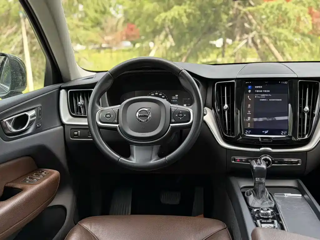 Volvo XC60 — фото 23