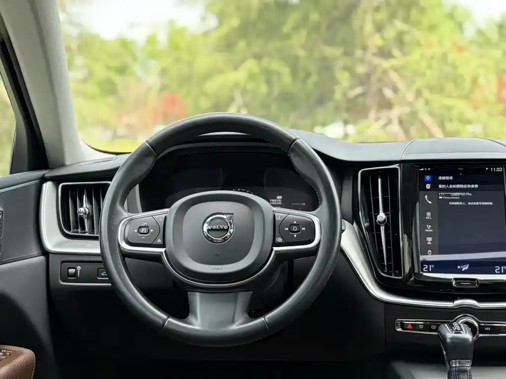 Volvo XC60 — фото 24