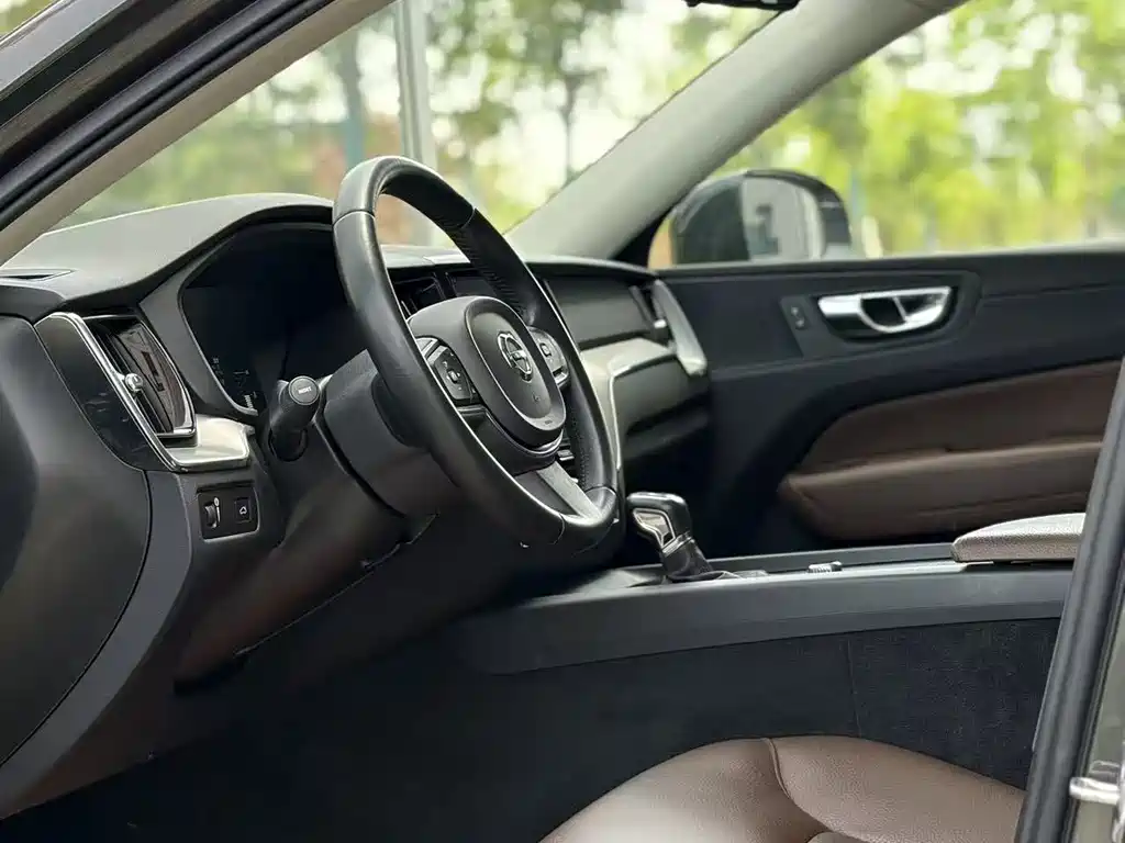 Volvo XC60 — фото 9