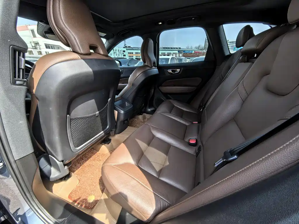 Volvo XC60 — фото 14