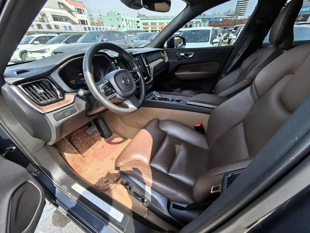Volvo XC60 — фото 20