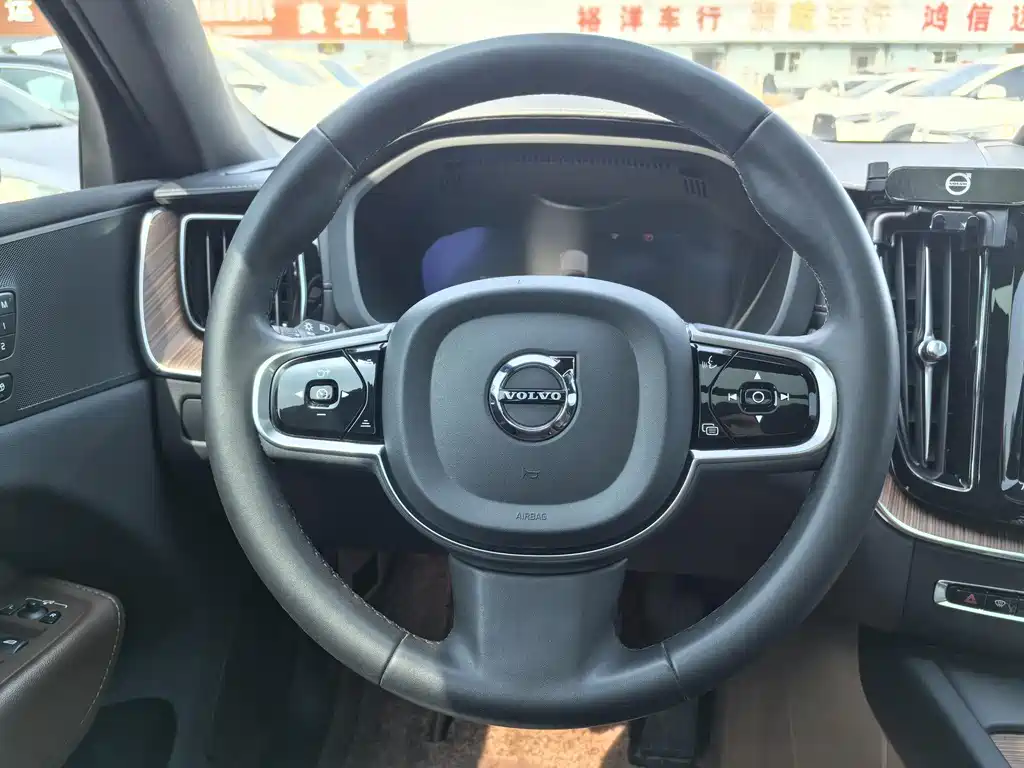 Volvo XC60 — фото 10
