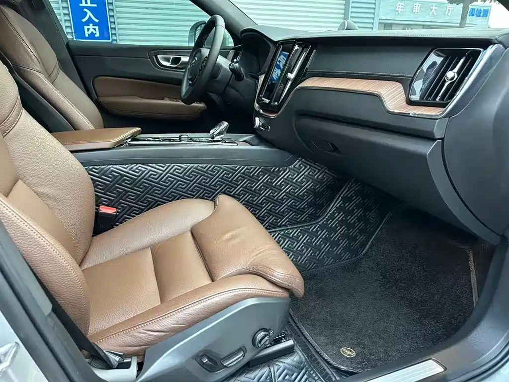 Volvo XC60 — фото 10
