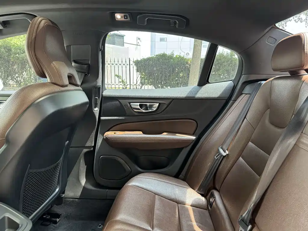Volvo S60 — фото 18