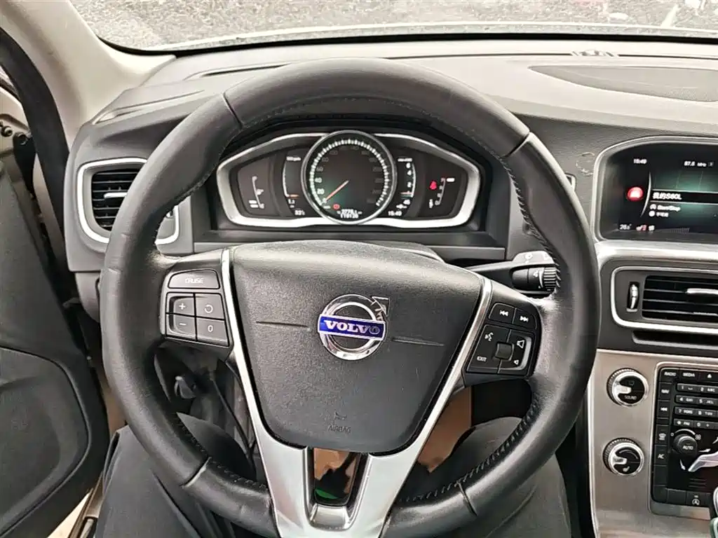 Volvo S60 — фото 11