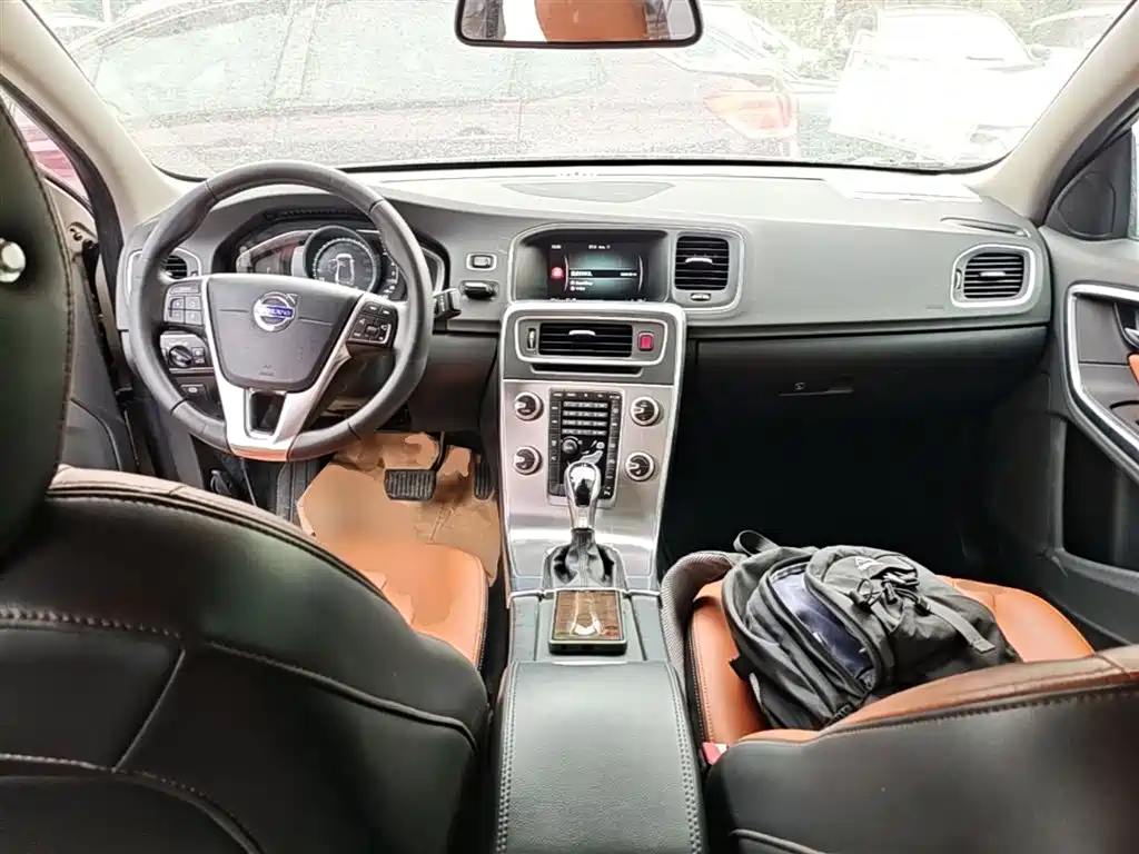 Volvo S60 — фото 10