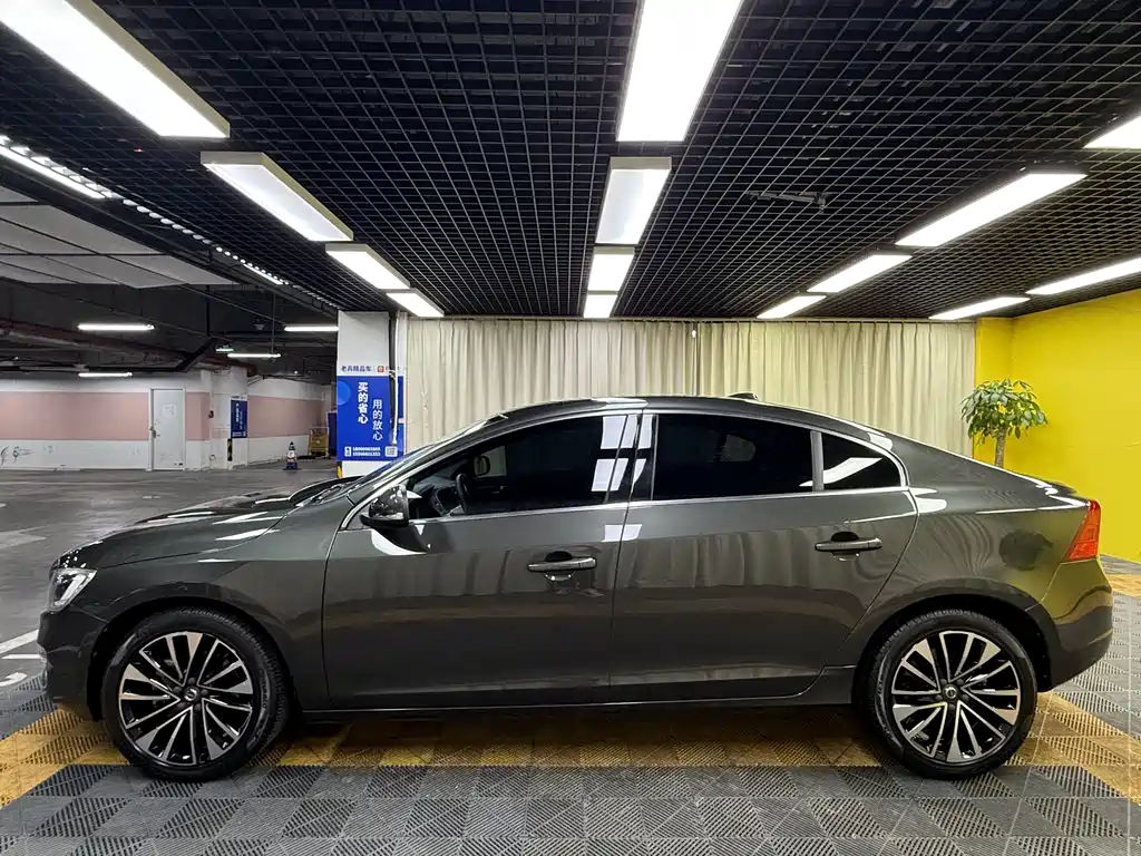Volvo S60 — фото 11