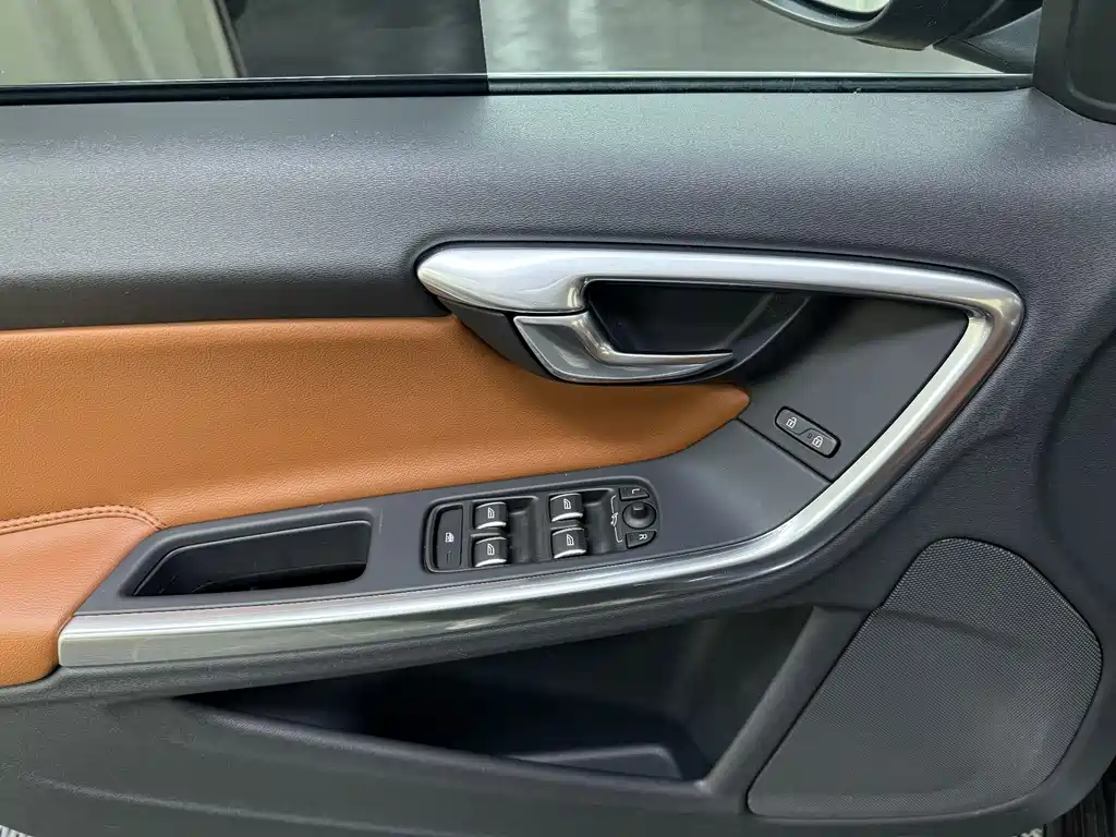 Volvo S60 — фото 13