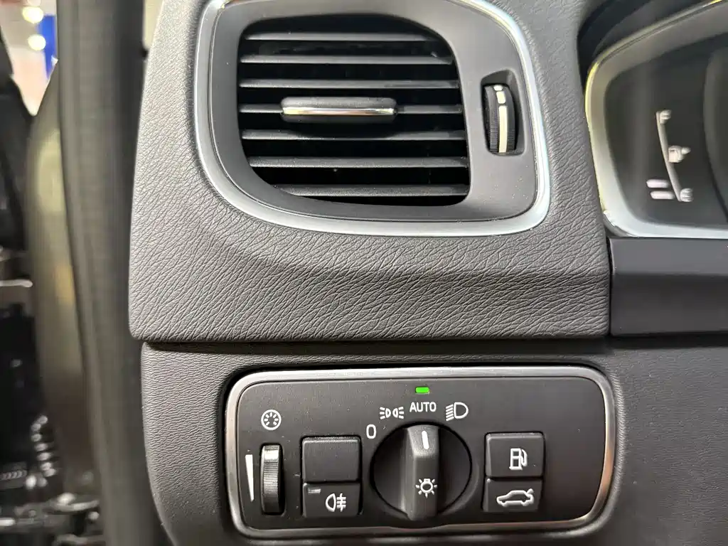 Volvo S60 — фото 17
