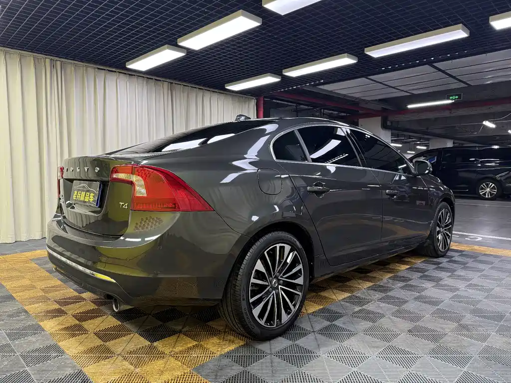 Volvo S60 — фото 10