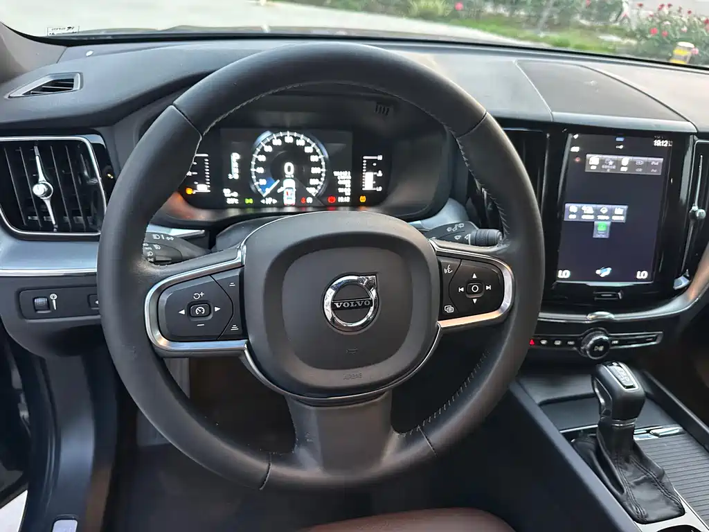 Volvo XC60 — фото 11
