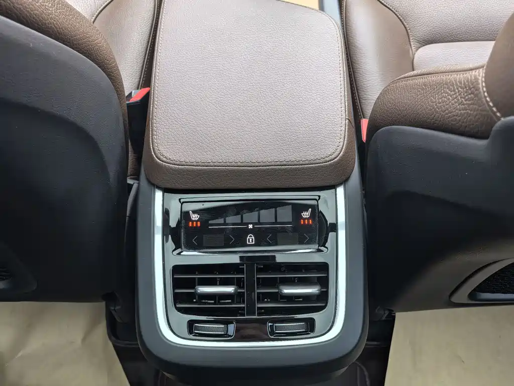 Volvo XC90 — фото 11