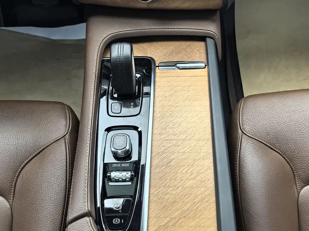 Volvo XC90 — фото 14