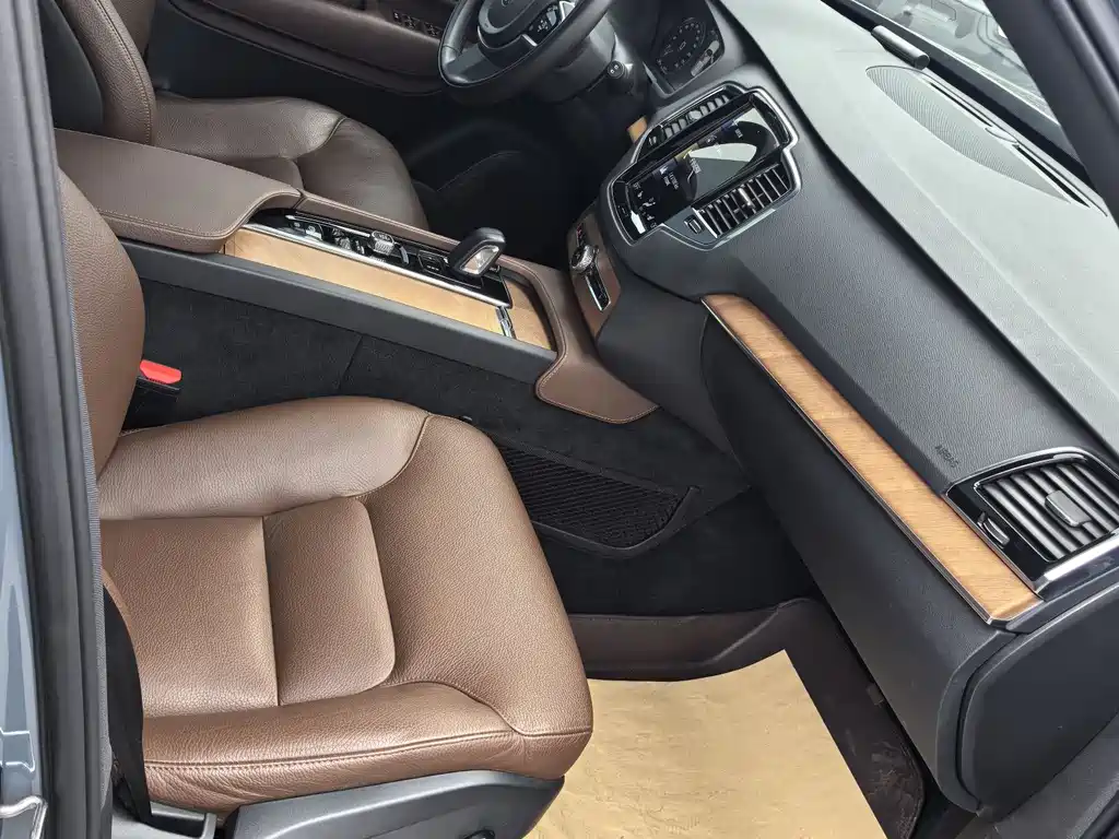 Volvo XC90 — фото 18