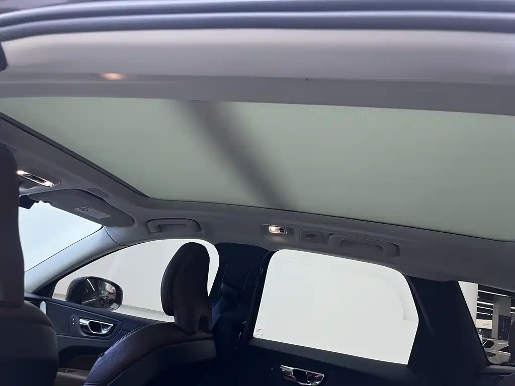 Volvo XC60 — фото 10