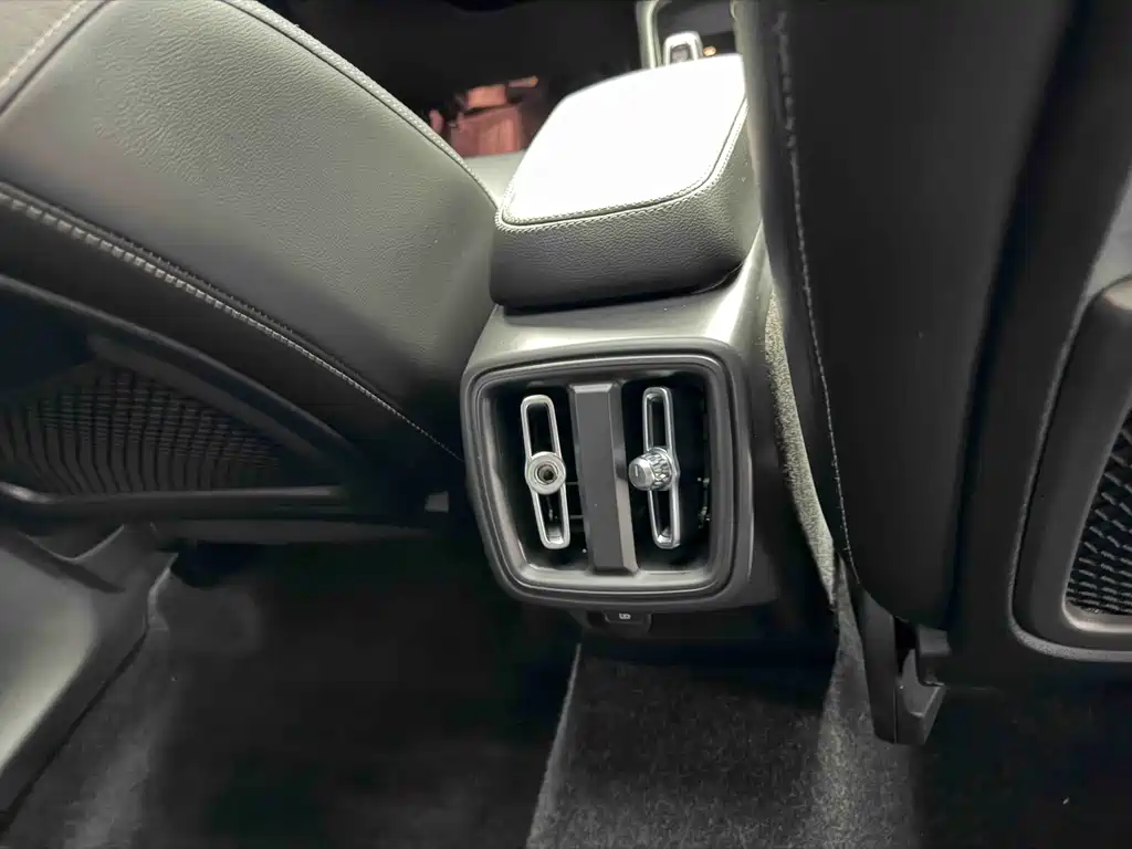 Volvo XC40 — фото 2