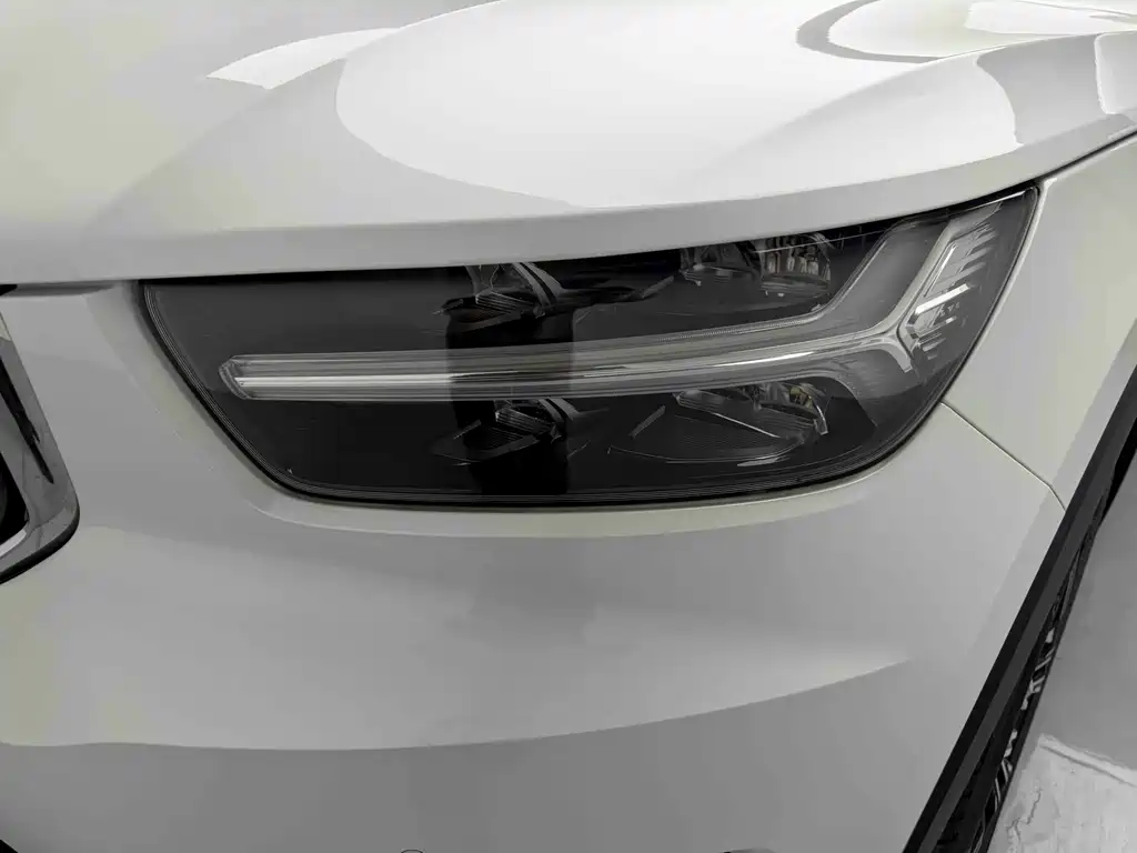 Volvo XC40 — фото 11