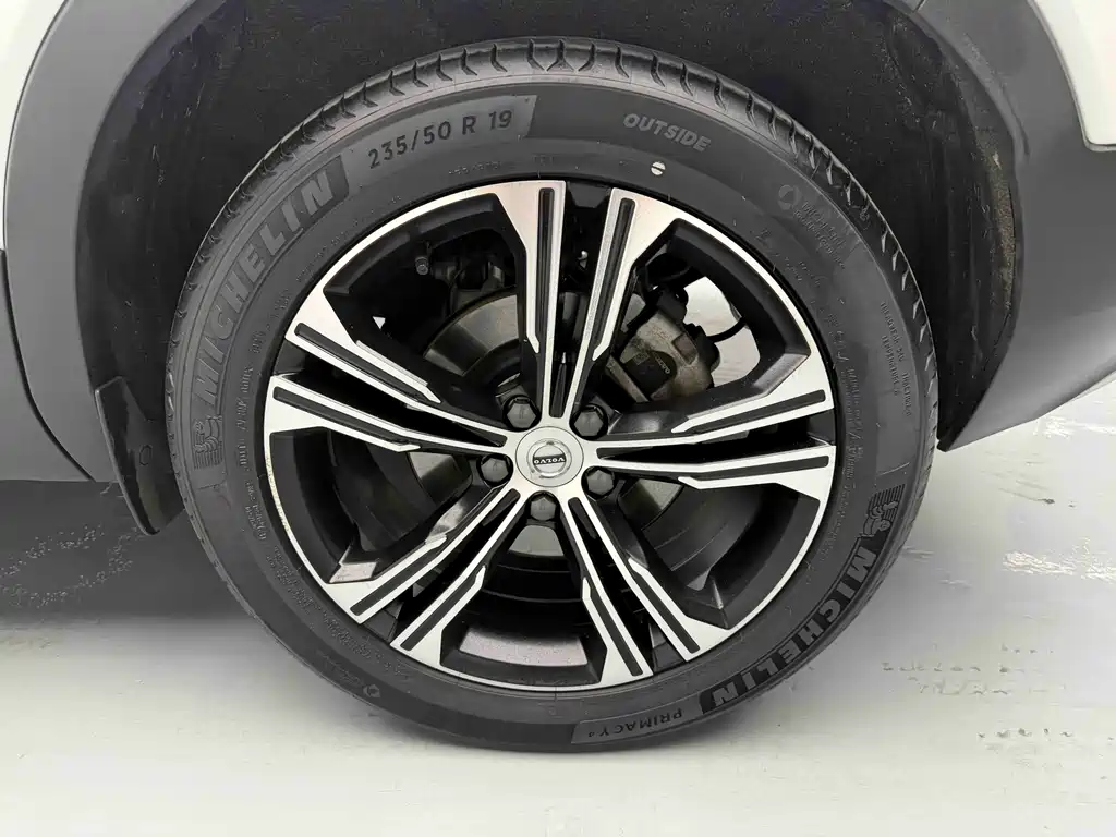 Volvo XC40 — фото 14