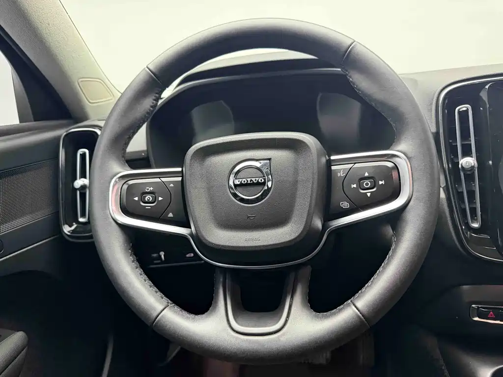 Volvo XC40 — фото 15
