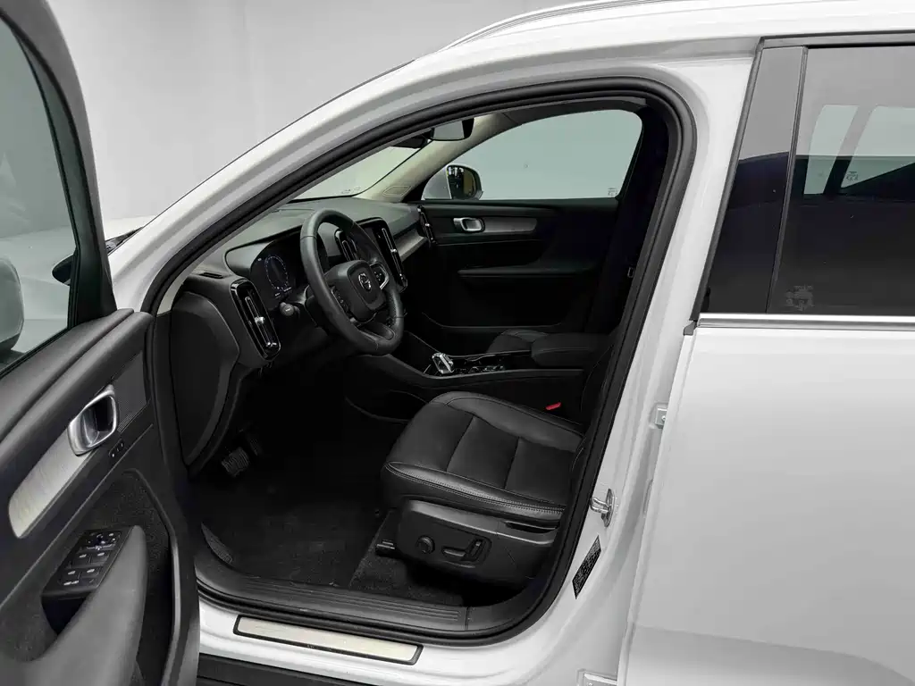 Volvo XC40 — фото 16