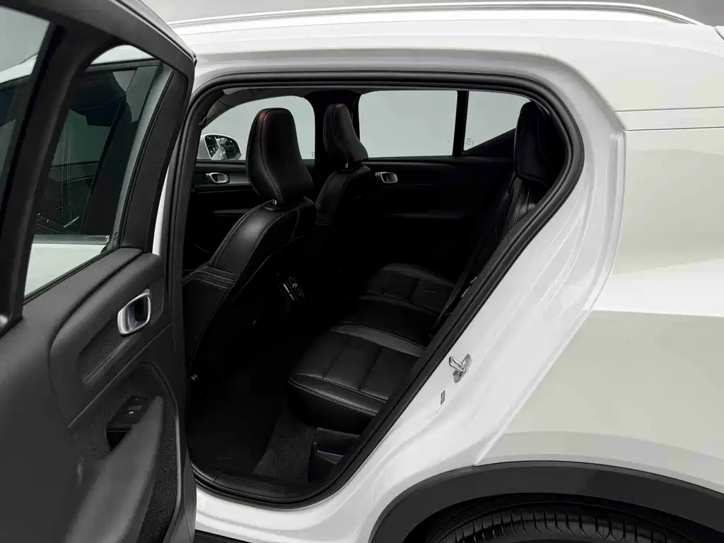 Volvo XC40 — фото 18