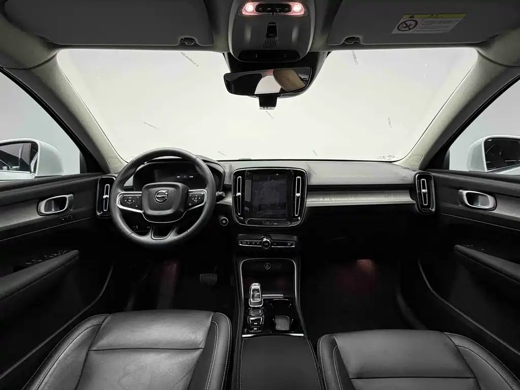 Volvo XC40 — фото 19