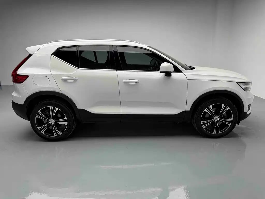 Volvo XC40 — фото 20