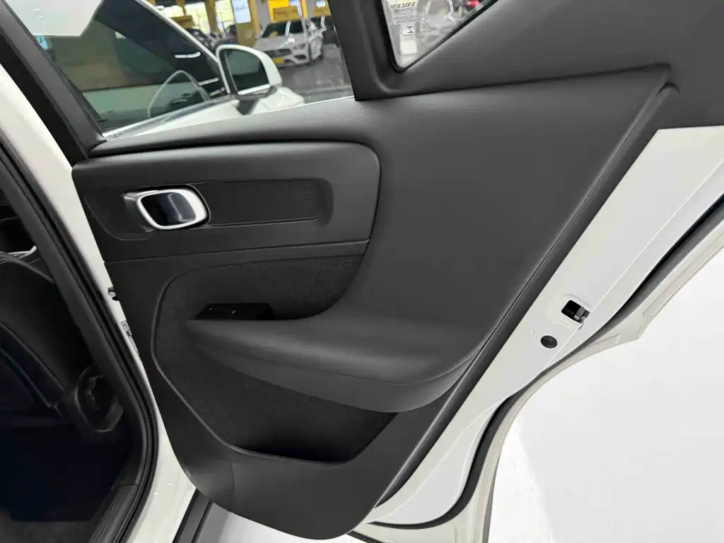 Volvo XC40 — фото 3