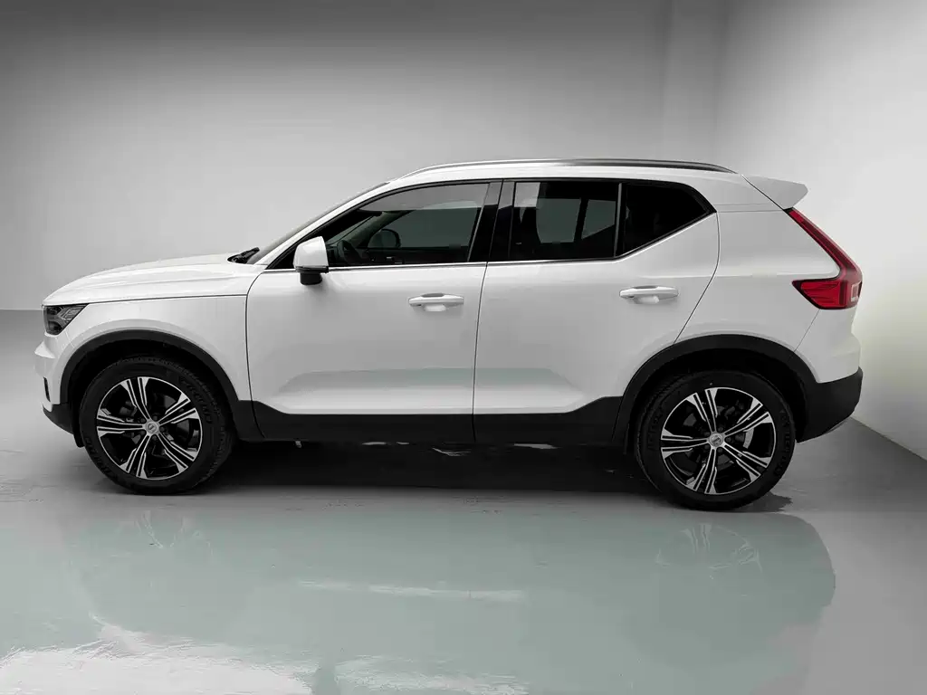 Volvo XC40 — фото 22