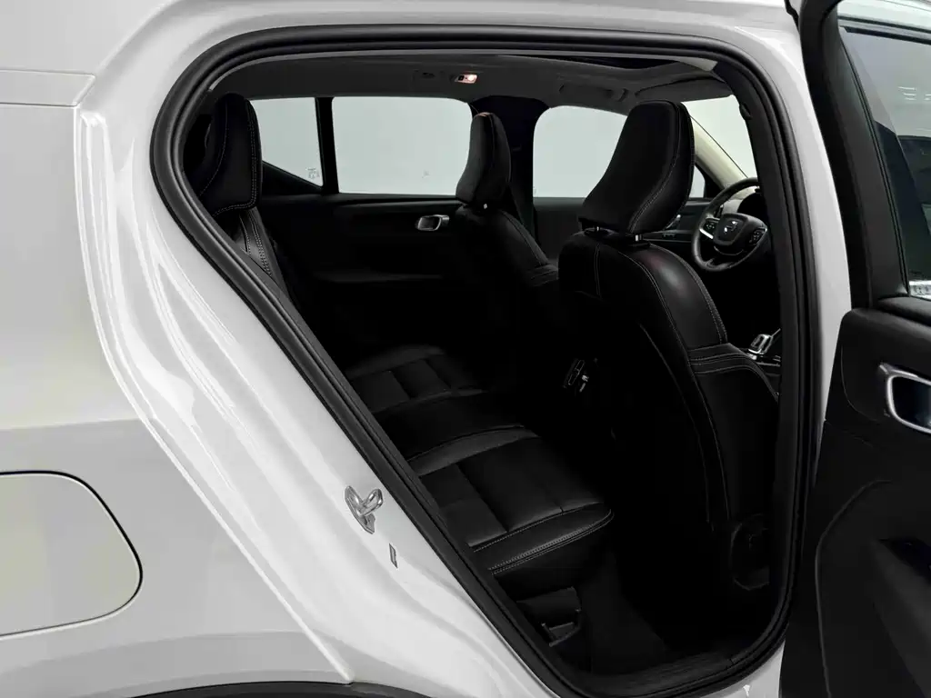 Volvo XC40 — фото 4