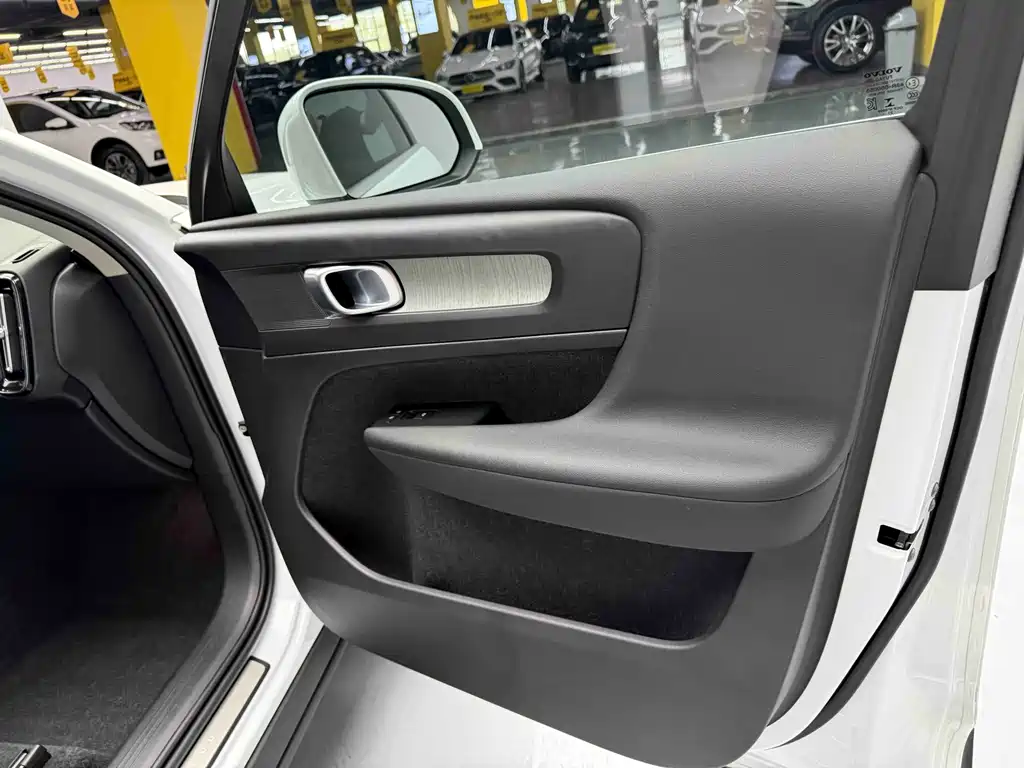 Volvo XC40 — фото 6