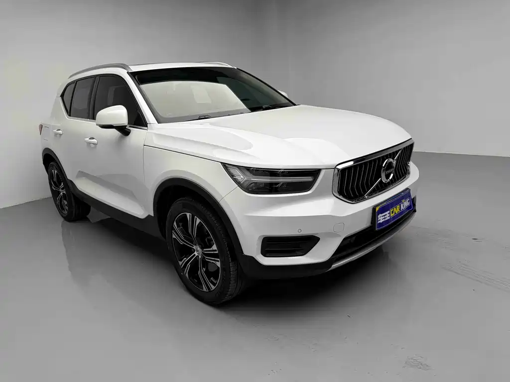 Volvo XC40 — фото 8
