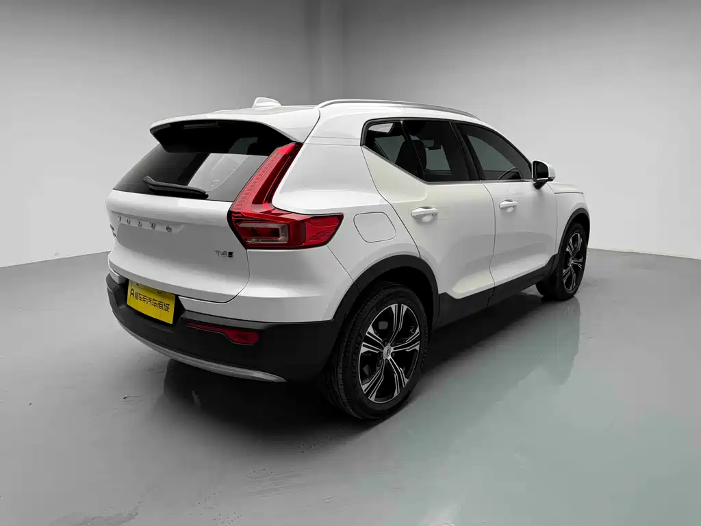 Volvo XC40 — фото 10