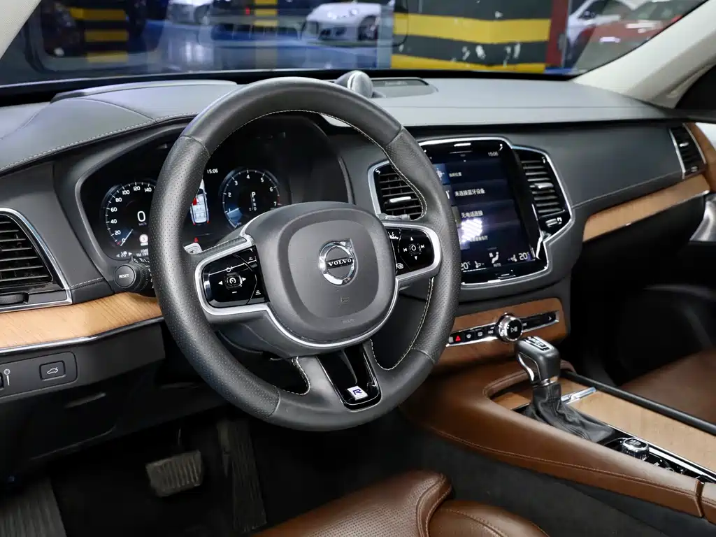 Volvo XC90 — фото 14