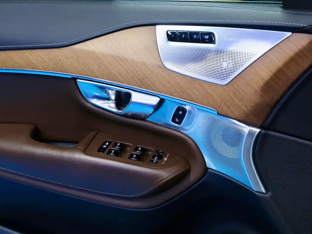 Volvo XC90 — фото 24