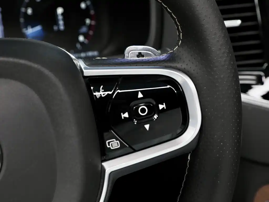 Volvo XC90 — фото 26