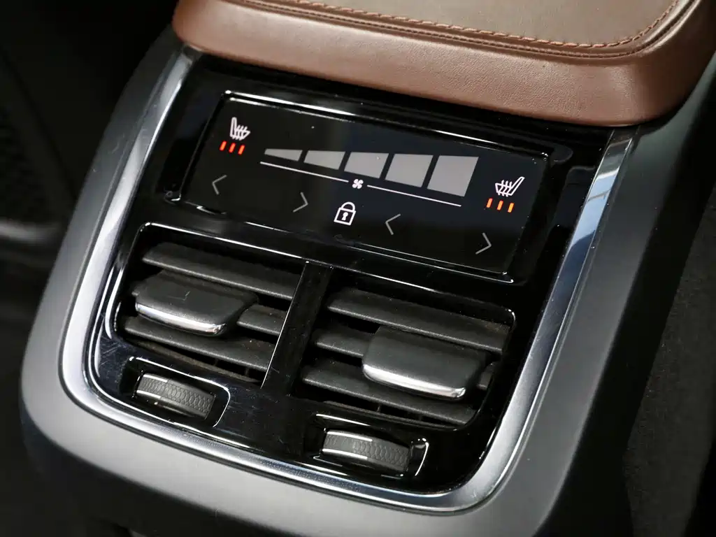 Volvo XC90 — фото 28