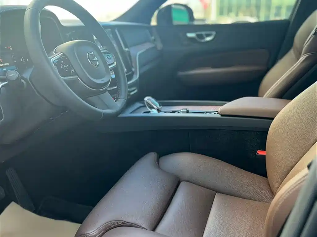 Volvo XC60 — фото 11