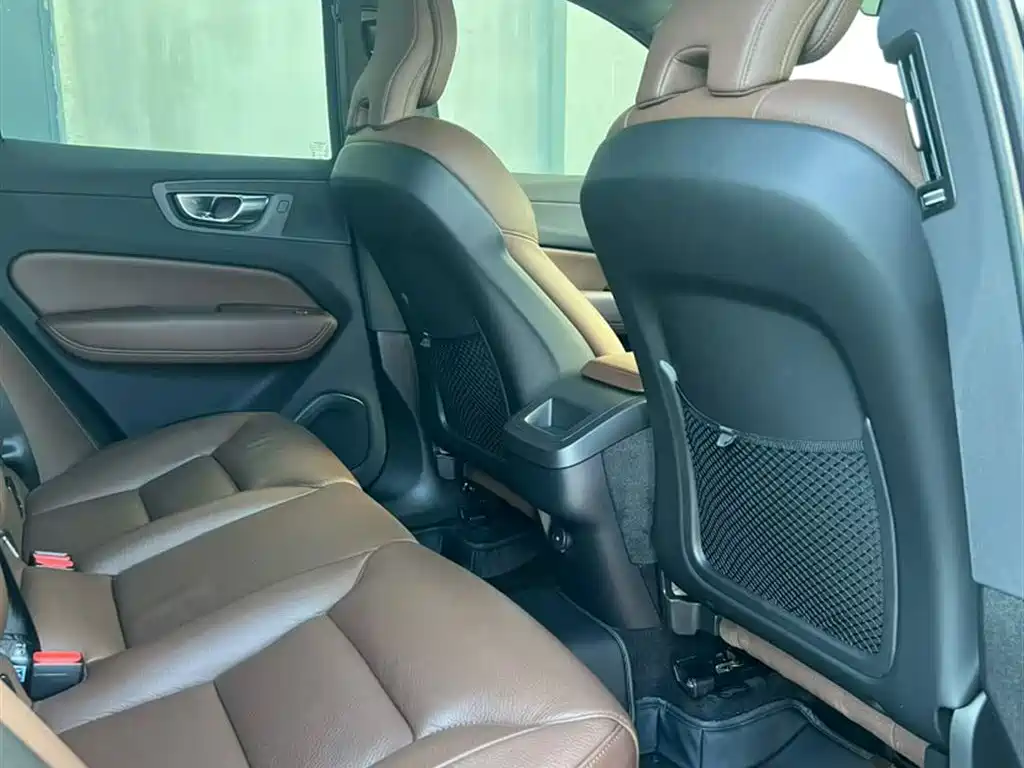 Volvo XC60 — фото 14