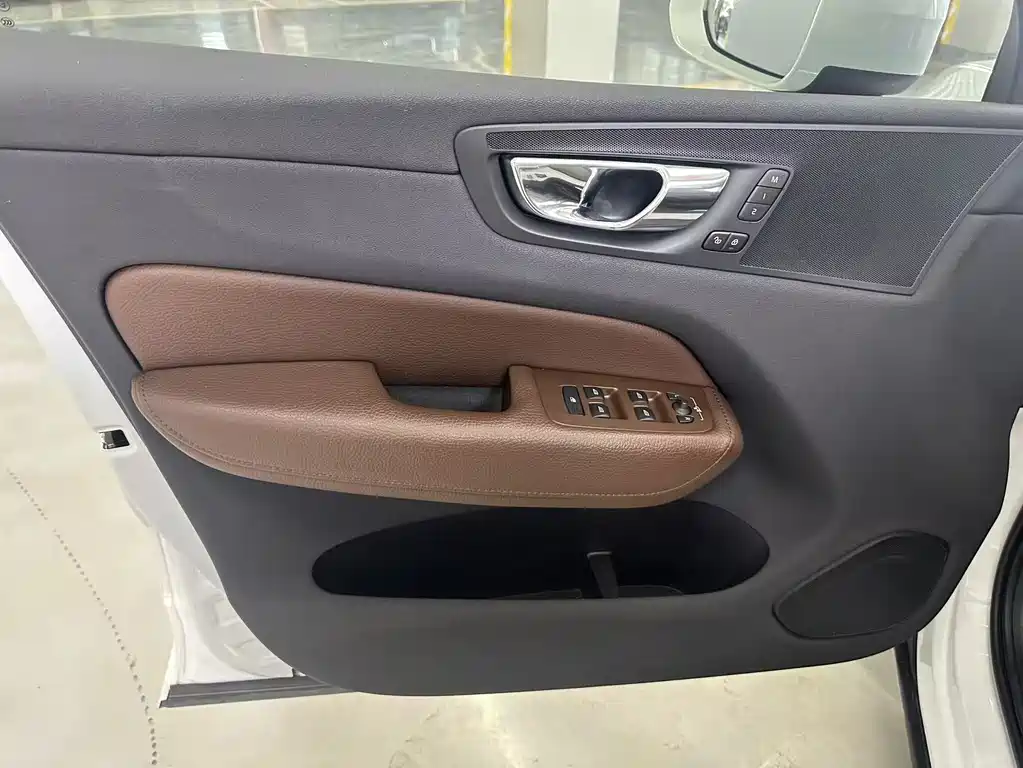 Volvo XC60 — фото 11