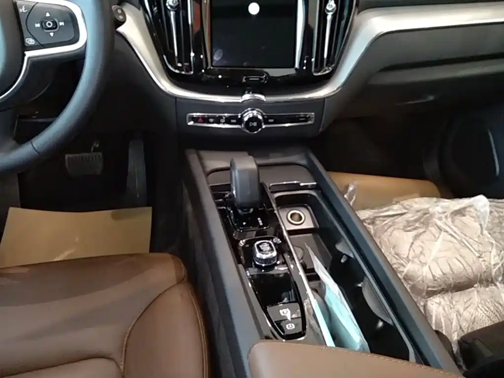 Volvo XC60 — фото 14